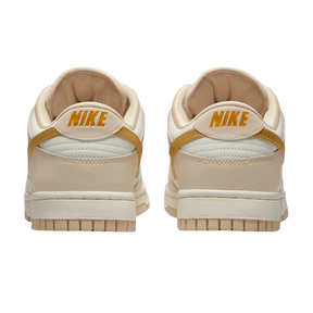 Tênis Dunk Low "Metallic Gold" Feminino Dourado