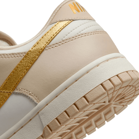 Tênis Dunk Low "Metallic Gold" Feminino Dourado