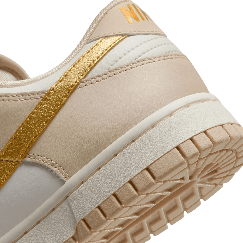 Tênis Dunk Low "Metallic Gold" Feminino Dourado