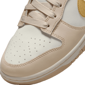 Tênis Dunk Low "Metallic Gold" Feminino Dourado