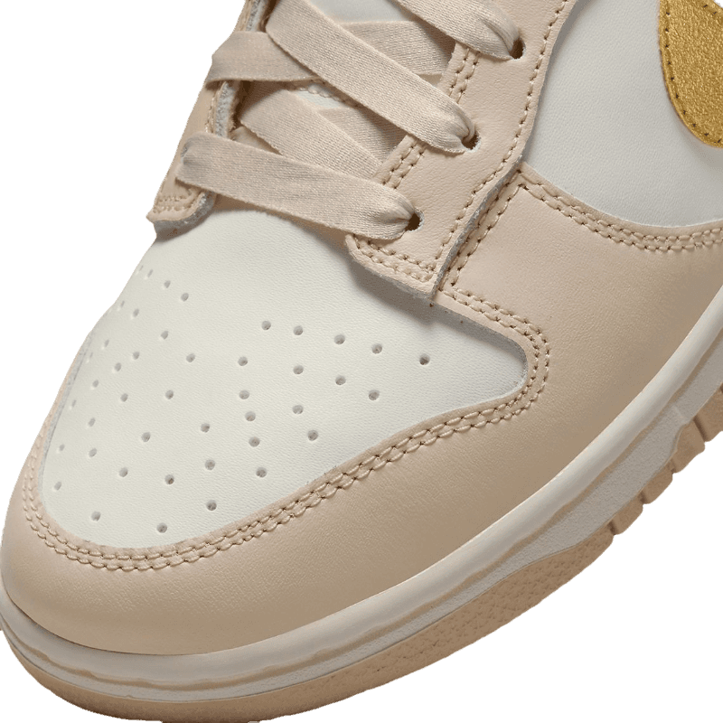 Tênis Dunk Low "Metallic Gold" Feminino Dourado