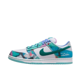 Tênis Futura Laboratories x Nike SB Dunk Low "White and Geode Teal"