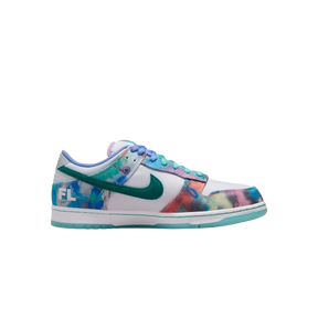 Tênis Futura Laboratories x Nike SB Dunk Low "White and Geode Teal"