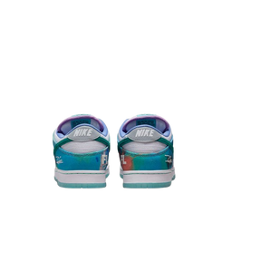 Tênis Futura Laboratories x Nike SB Dunk Low "White and Geode Teal"