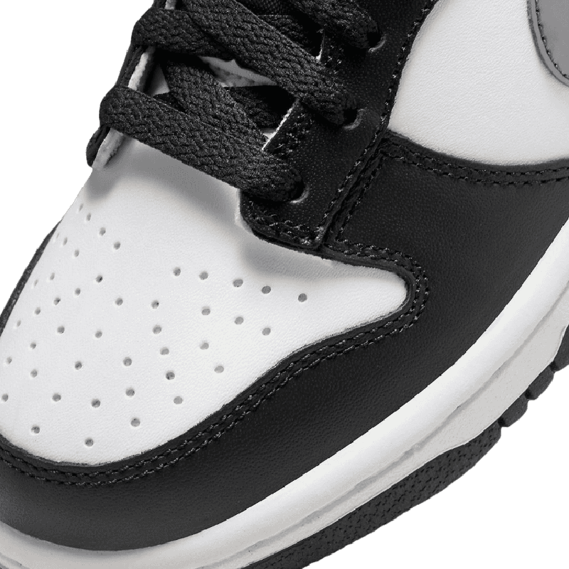 Tênis Dunk Low "Black/White Metallic" Feminino